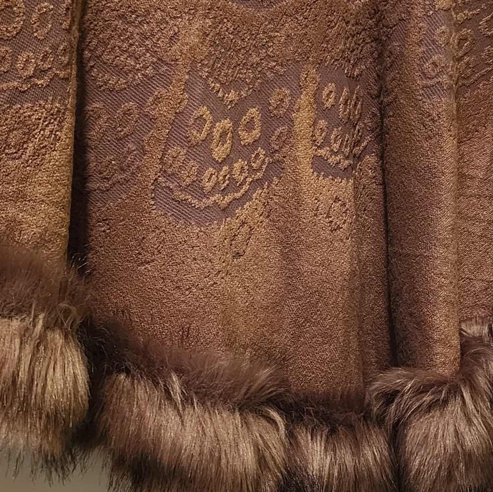 Ladies faux fur cape - Picture 2 of 8
